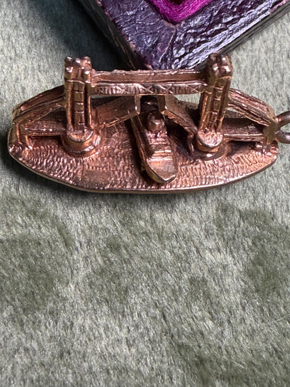 A unique and sought after charm ‘ the Tower Bridge ‘ 3.49 g with moving boat built in 25 m x 12 m fully hallmarked