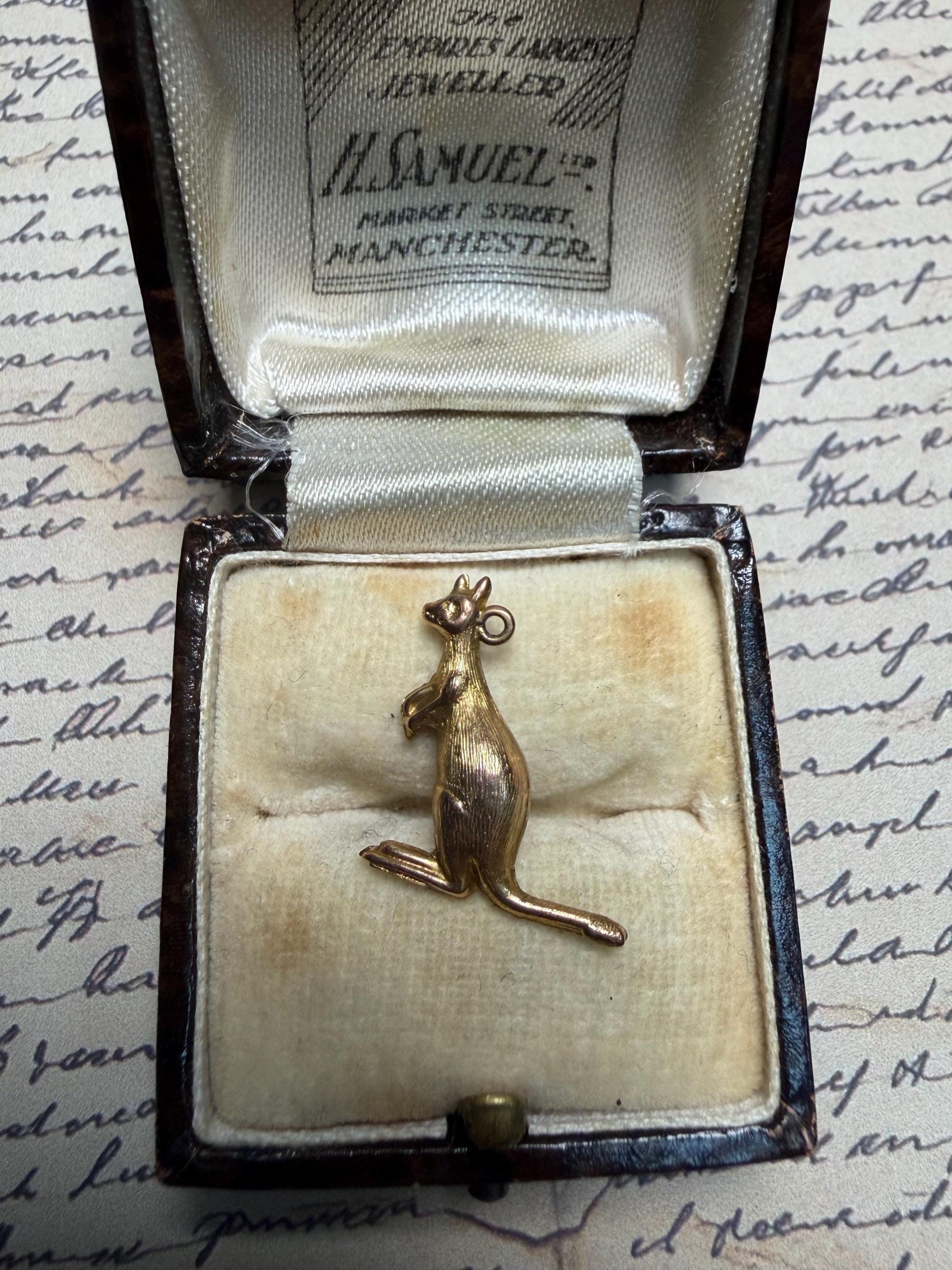 9 ct kangaroo with great detail - very good hallmarks 18m x approx 18 m round hollow - weight .76
