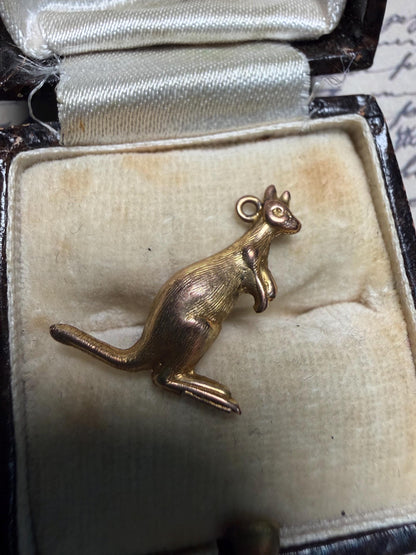 9 ct kangaroo with great detail - very good hallmarks 18m x approx 18 m round hollow - weight .76