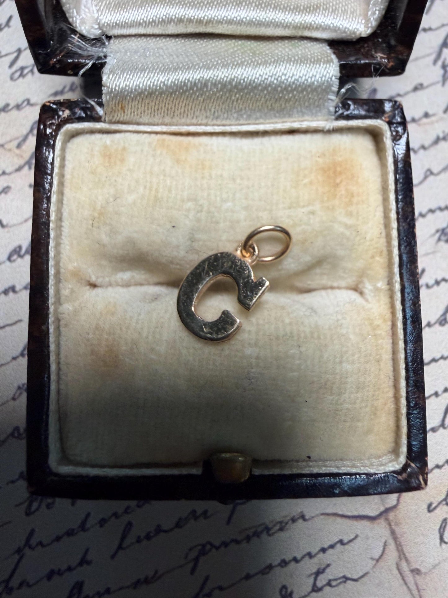 Small letter ‘C’ hallmarked . 5 m x 6 m . 53 g