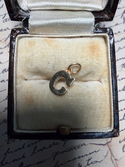 Small letter ‘C’ hallmarked . 5 m x 6 m . 53 g