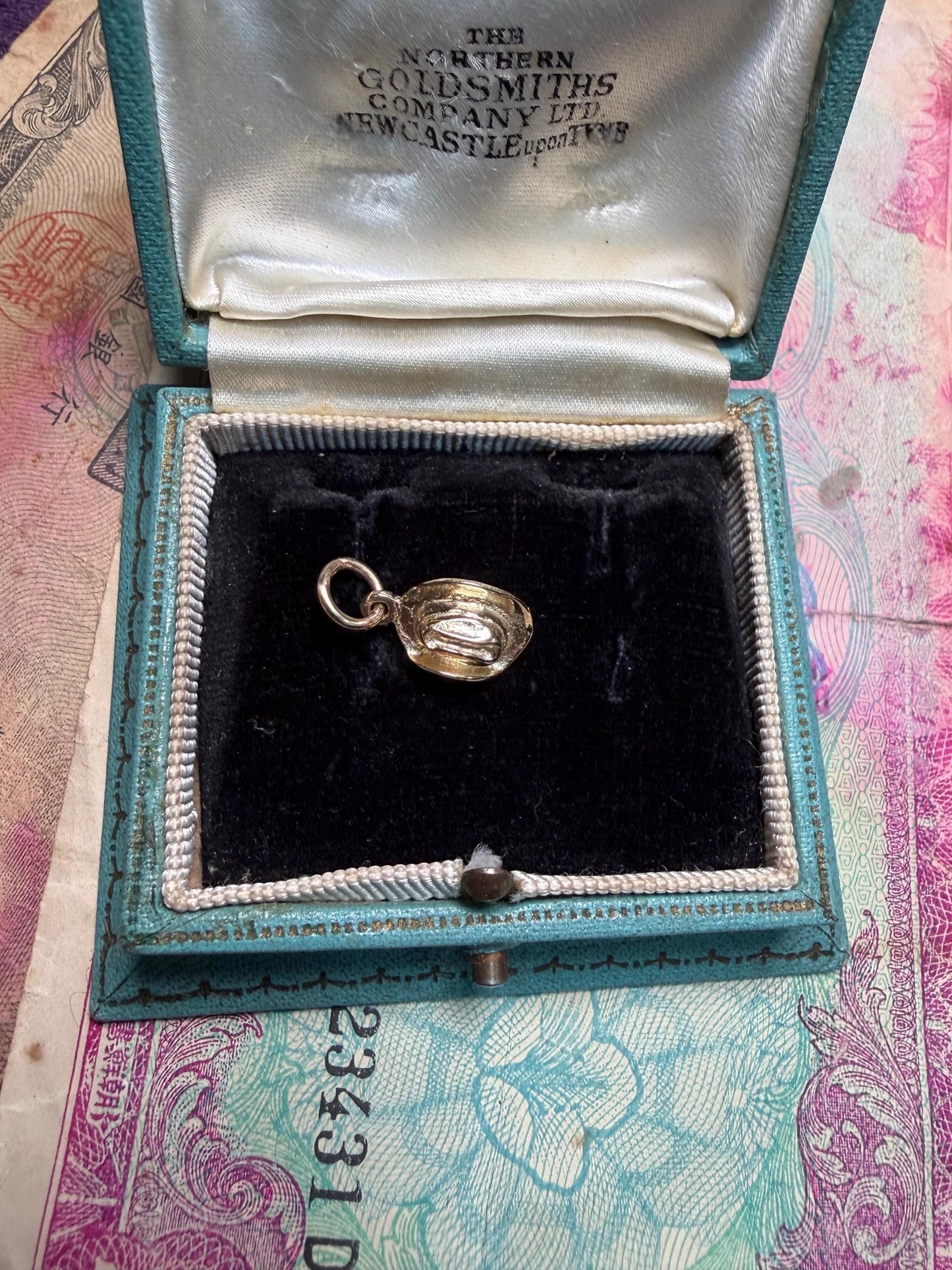 14 ct Cowboy hat from Australia - really lucky and very unusual 1.35 g in weight - 11 m x 8 m .
