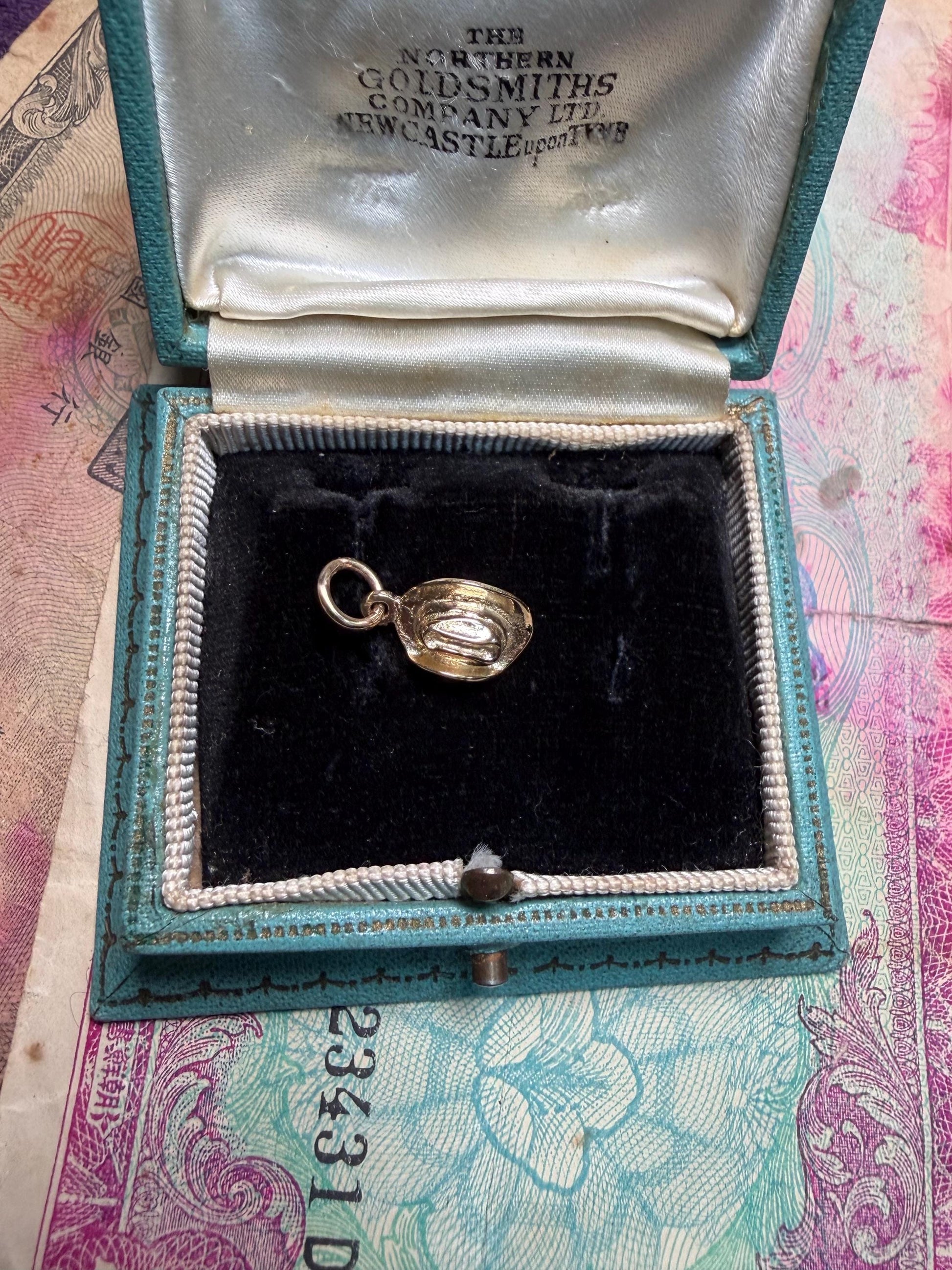 14 ct Cowboy hat from Australia - really lucky and very unusual 1.35 g in weight - 11 m x 8 m .