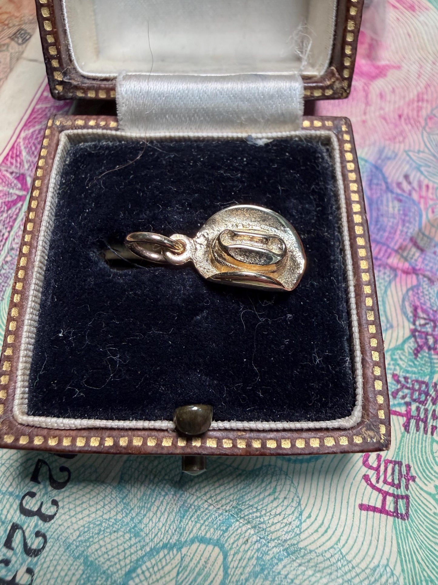 14 ct Cowboy hat from Australia - really lucky and very unusual 1.35 g in weight - 11 m x 8 m .