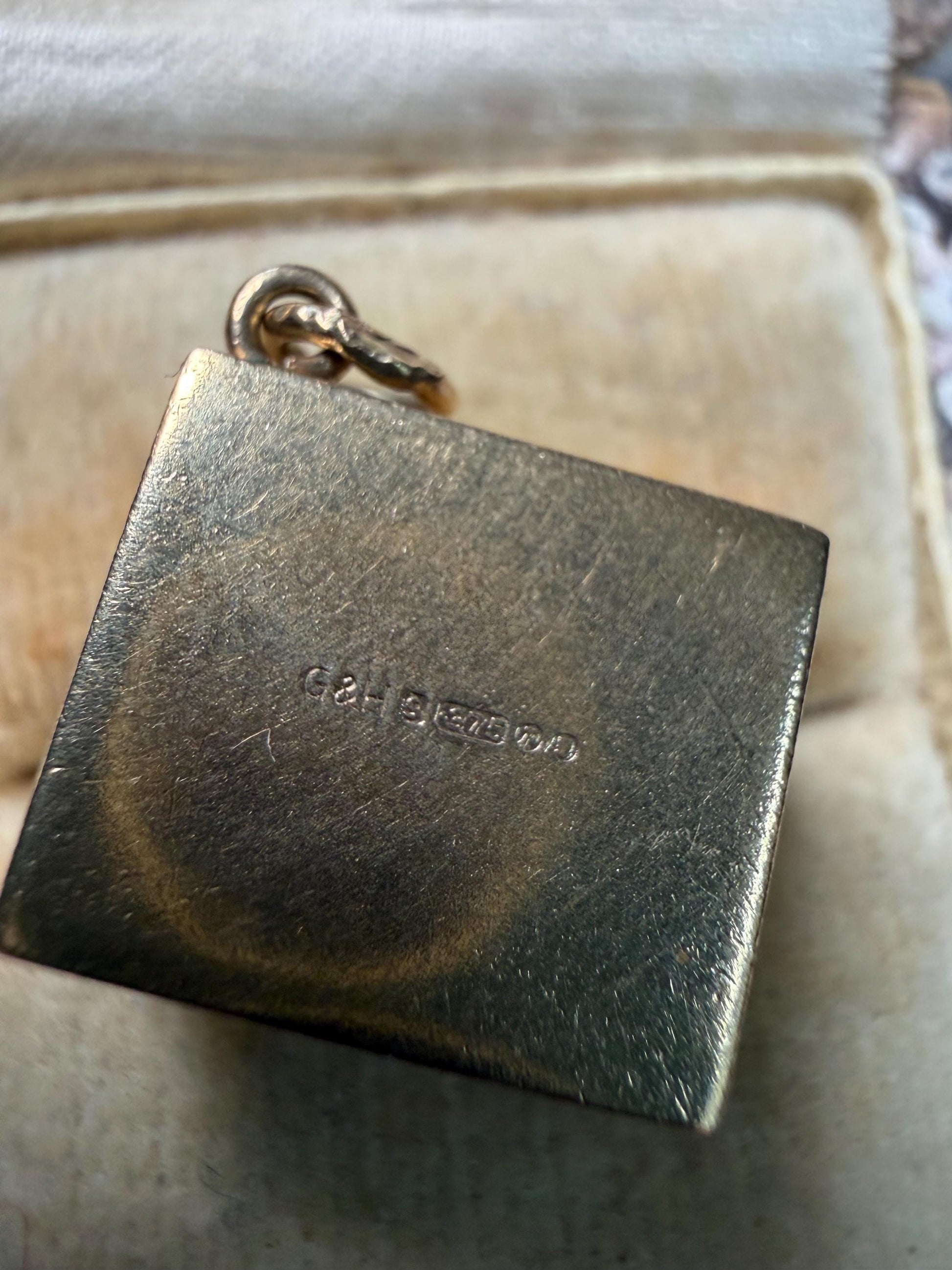 An old 10 pound note in a cute gold box