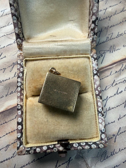 An old 10 pound note in a cute gold box