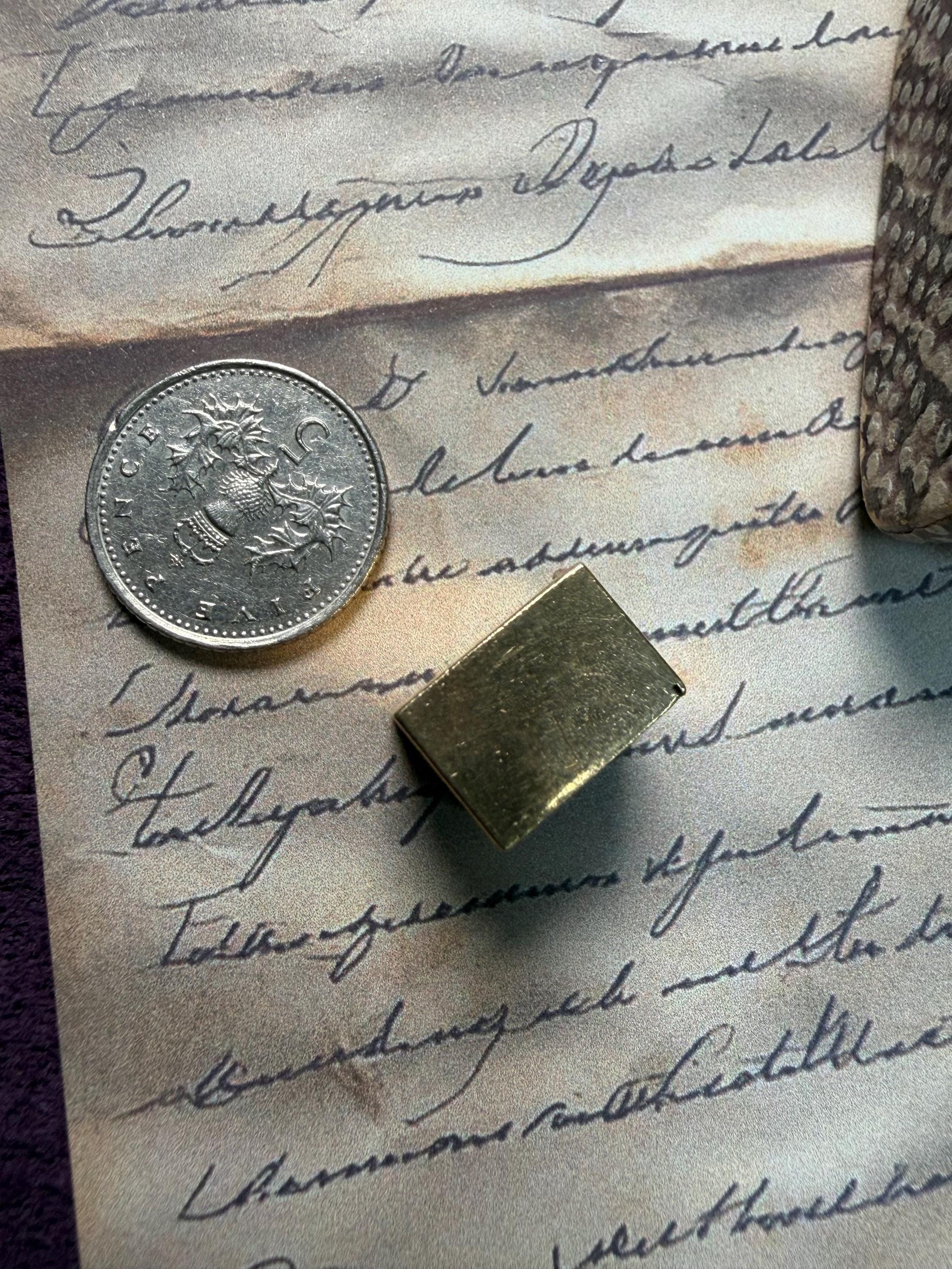An old 10 pound note in a cute gold box