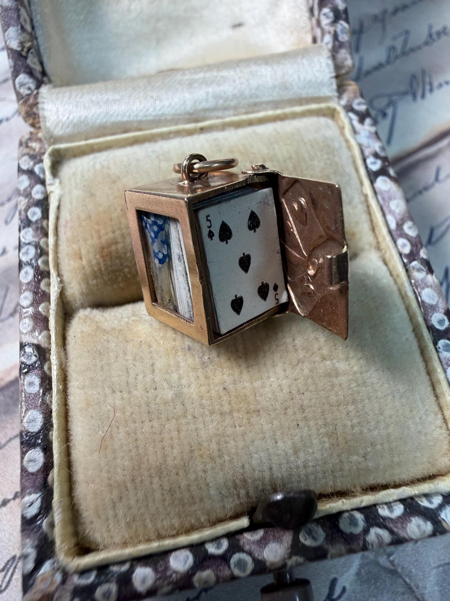 9ct gold cube with tiny playing cards - in good condition for year - small back of playing cards inside