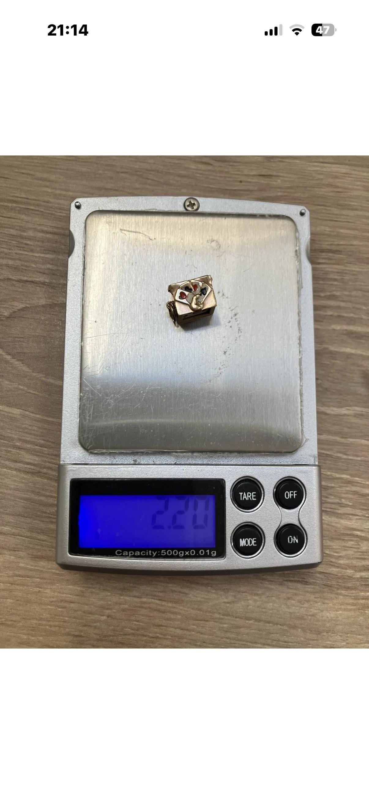 9ct gold cube with tiny playing cards - in good condition for year - small back of playing cards inside