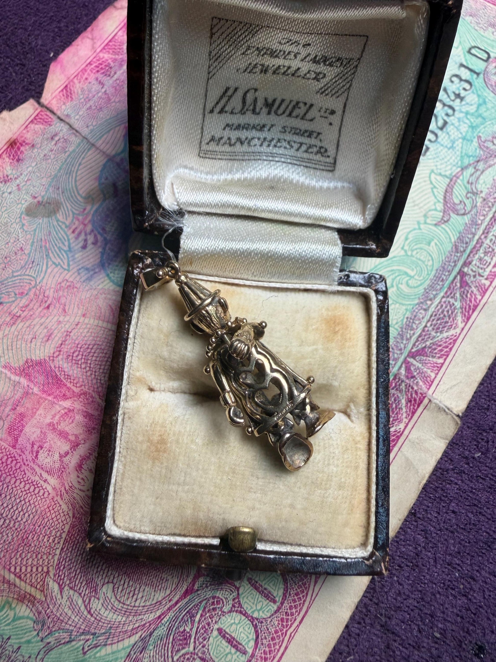 9ct gold clown charm with embezzled stones - fully moving parts excellent condition