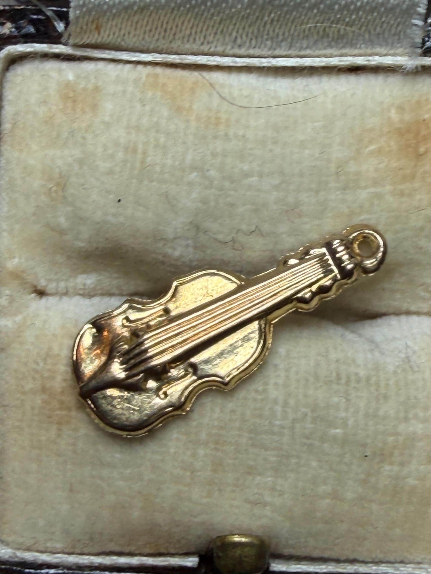 9 ct gold guitar charm