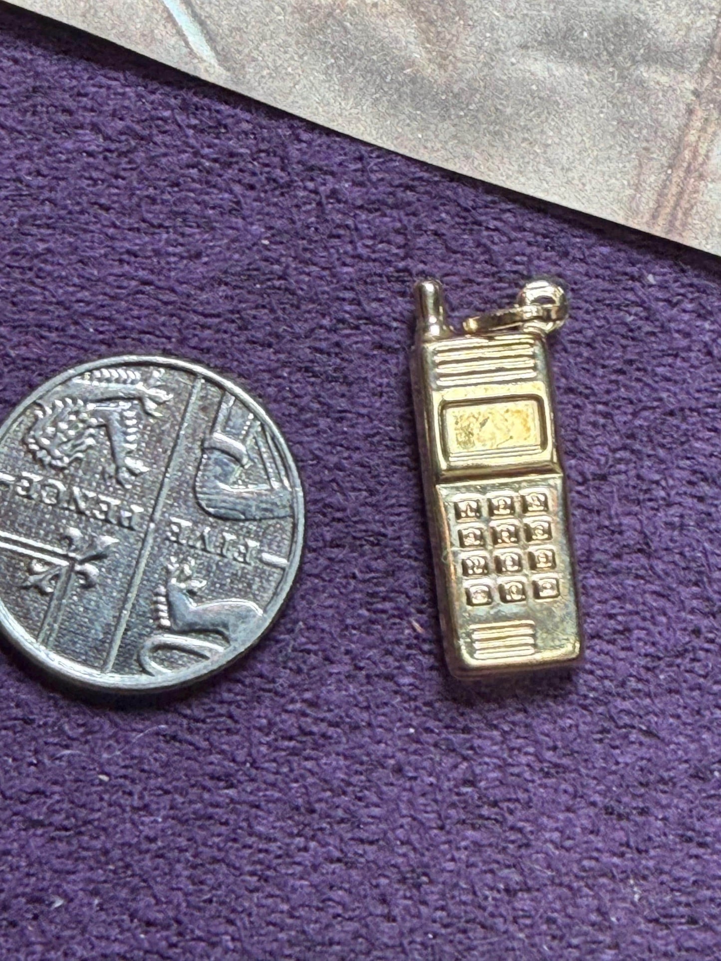 Cute 9 ct mobile phone charm