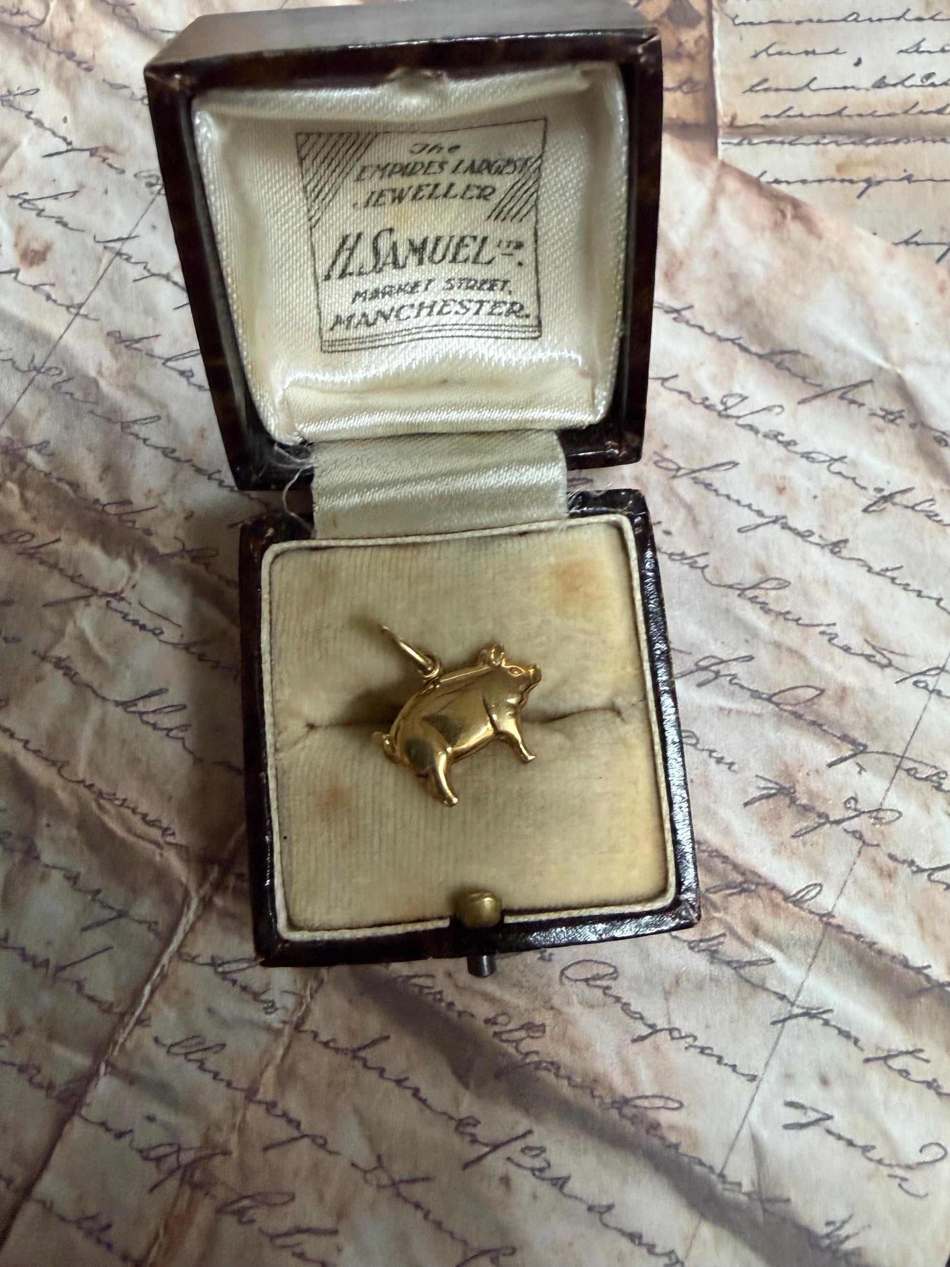 9ct gold pig charm -.72 g