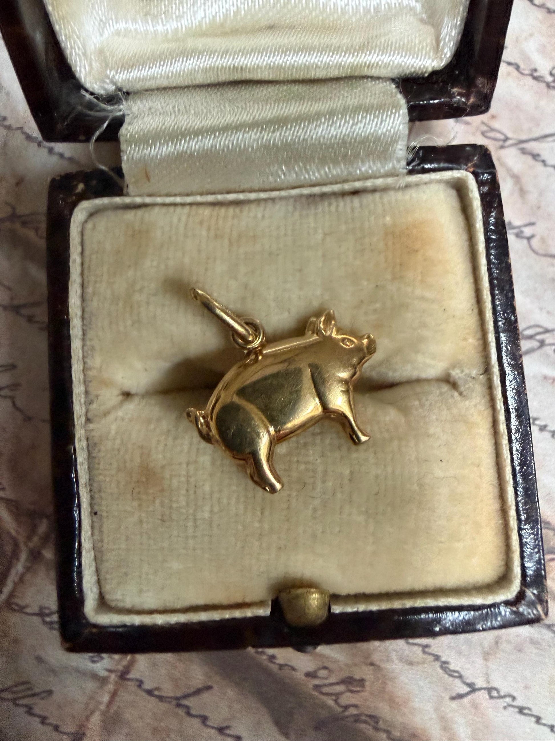 9ct gold pig charm -.72 g