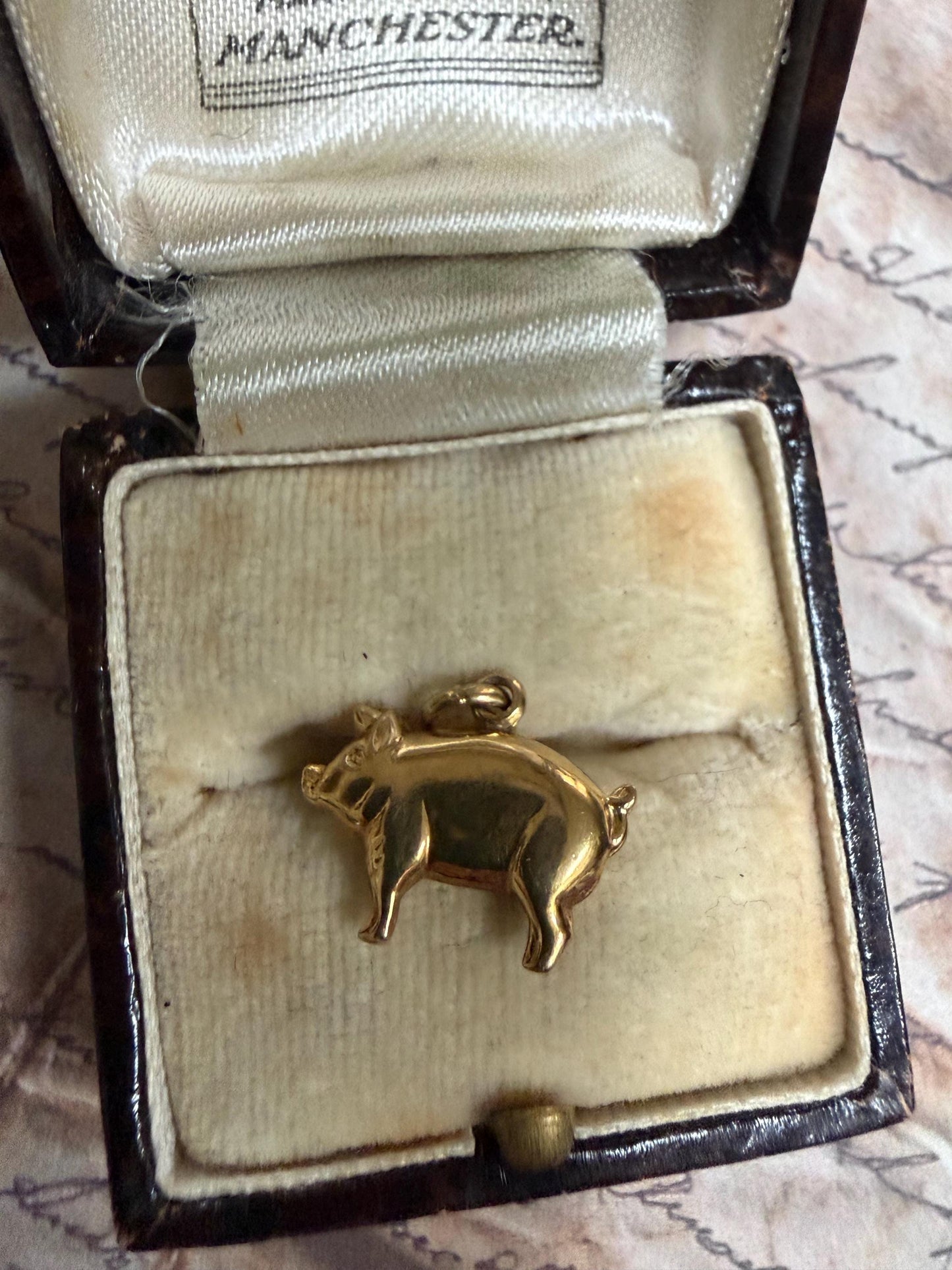 9ct gold pig charm -.72 g