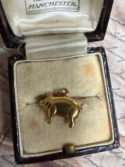 9ct gold pig charm -.72 g