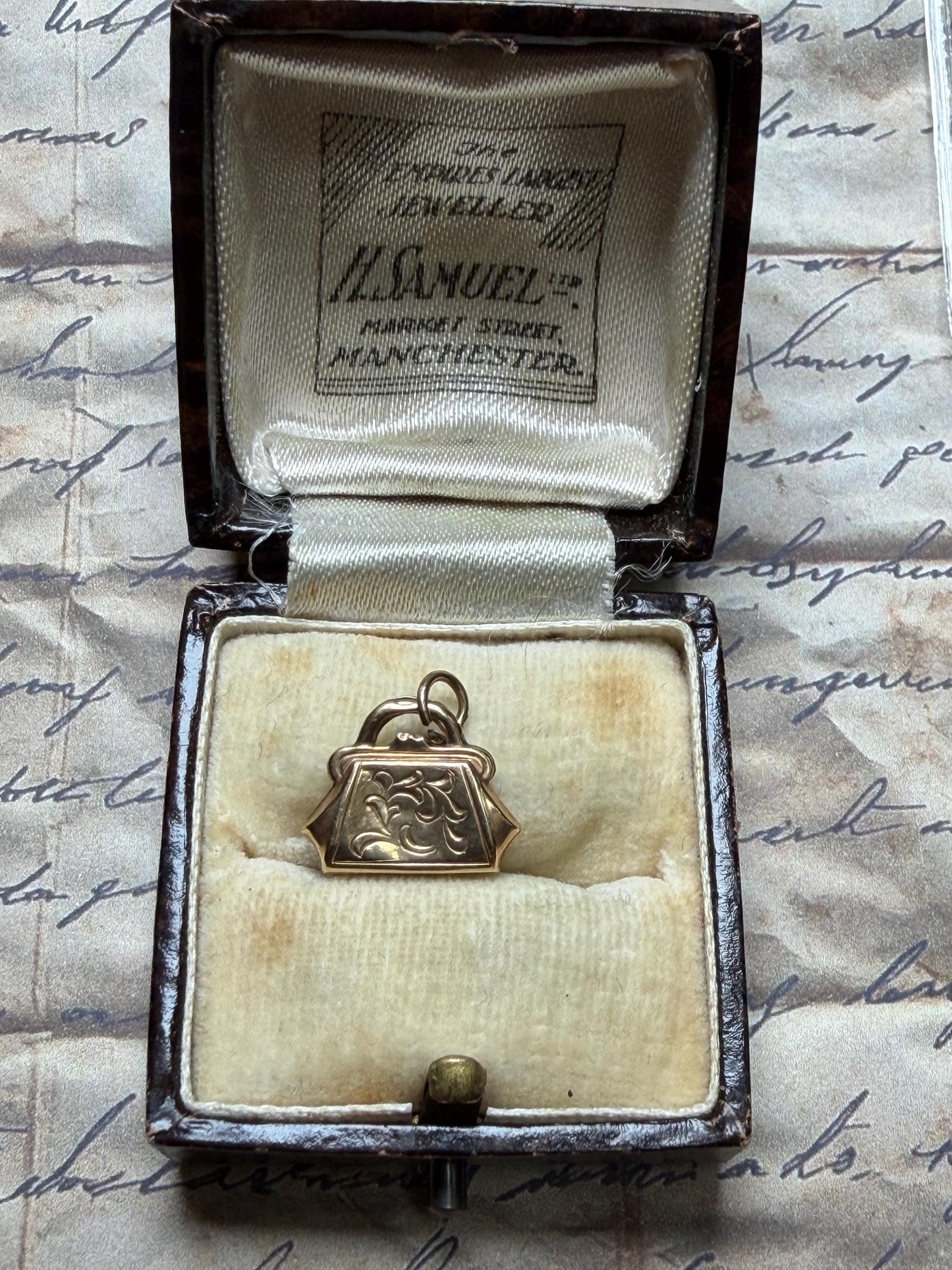 Very cute engraved handbag charm - vintage 9 ct gold