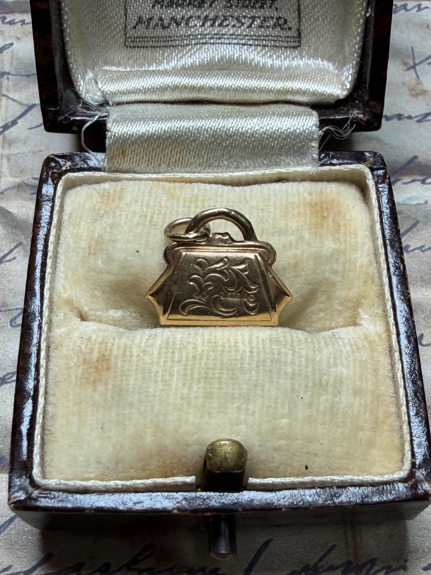 Very cute engraved handbag charm - vintage 9 ct gold