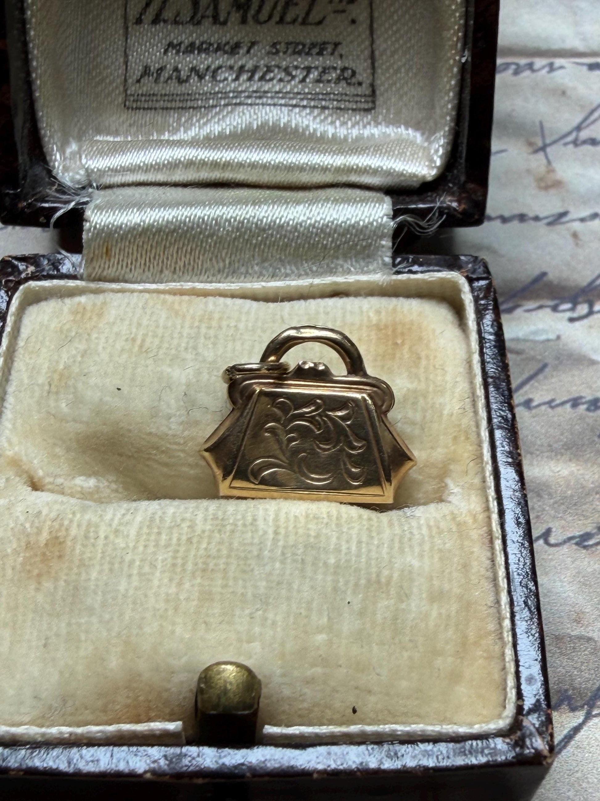 Very cute engraved handbag charm - vintage 9 ct gold