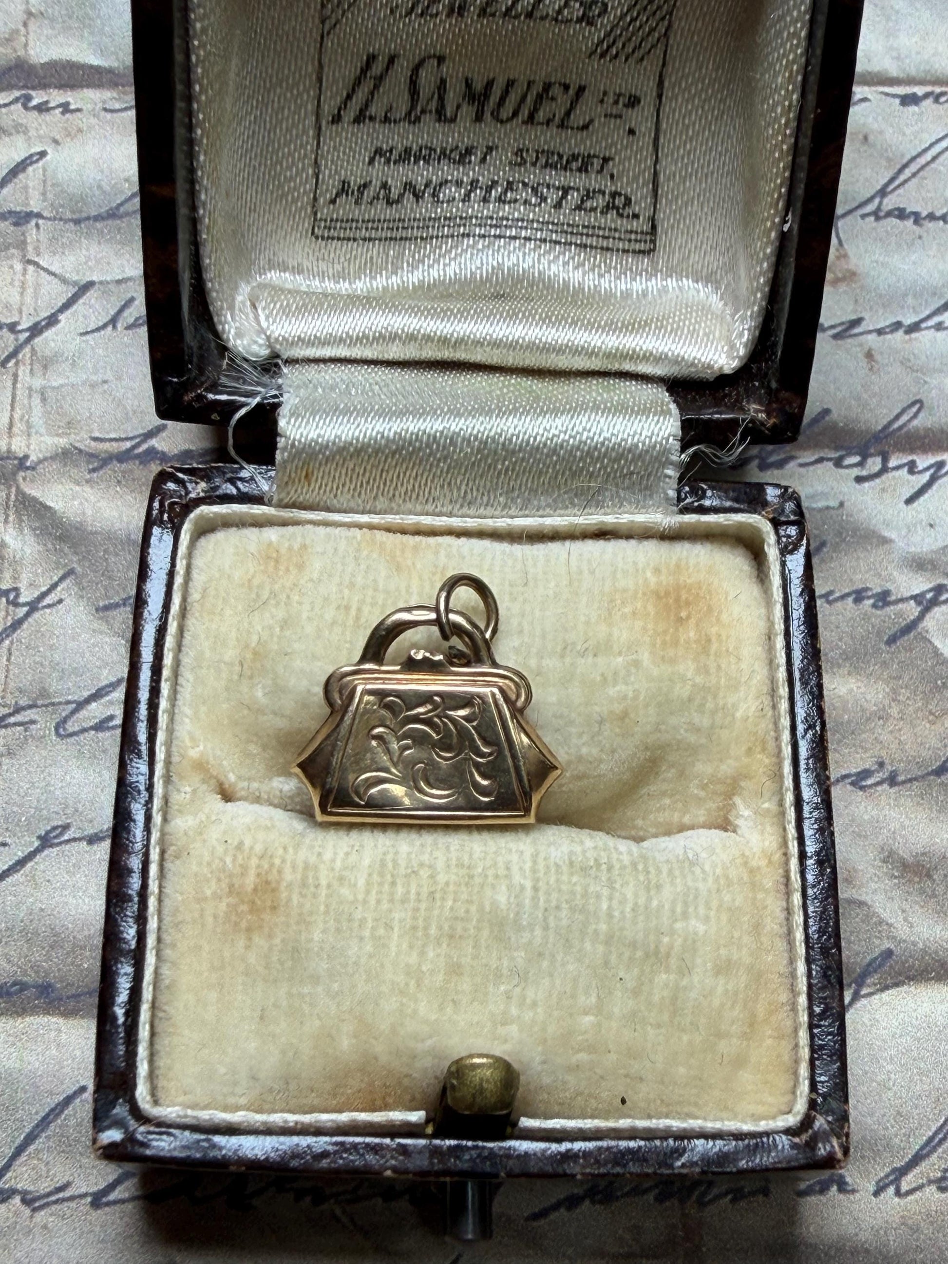 Very cute engraved handbag charm - vintage 9 ct gold