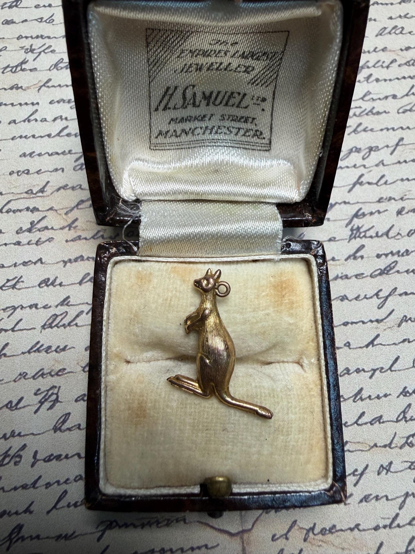 9 ct kangaroo with great detail - very good hallmarks 18m x approx 18 m round hollow - weight .76