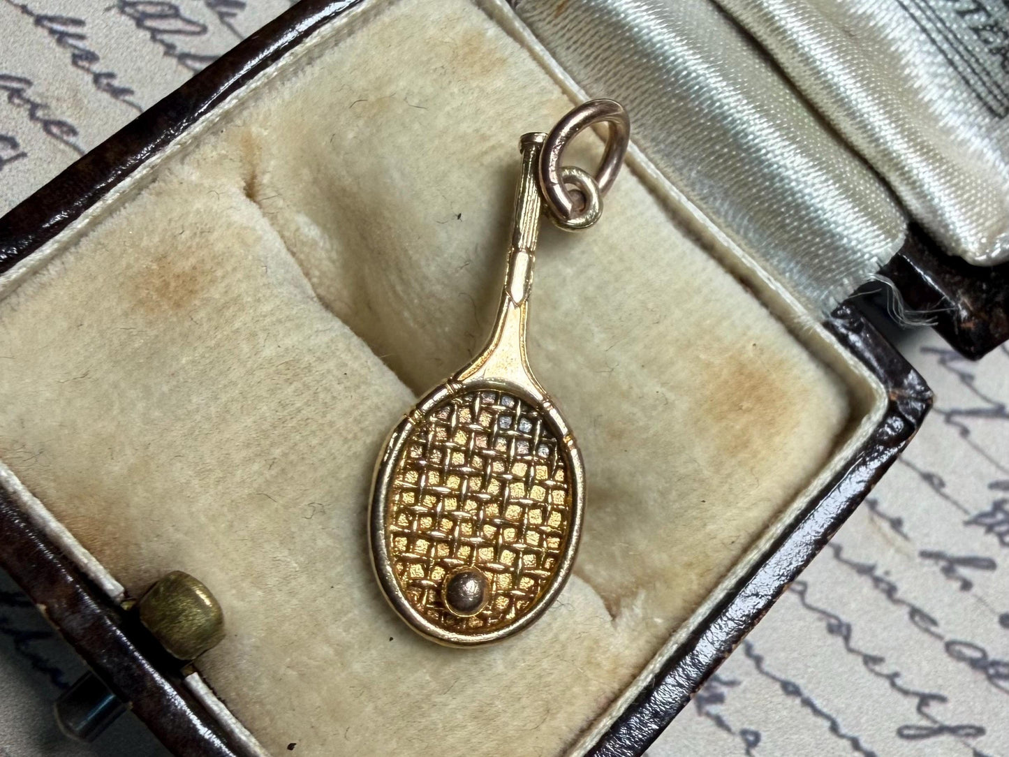 Lovely tennis racket with ball tennis racket 9ct gold