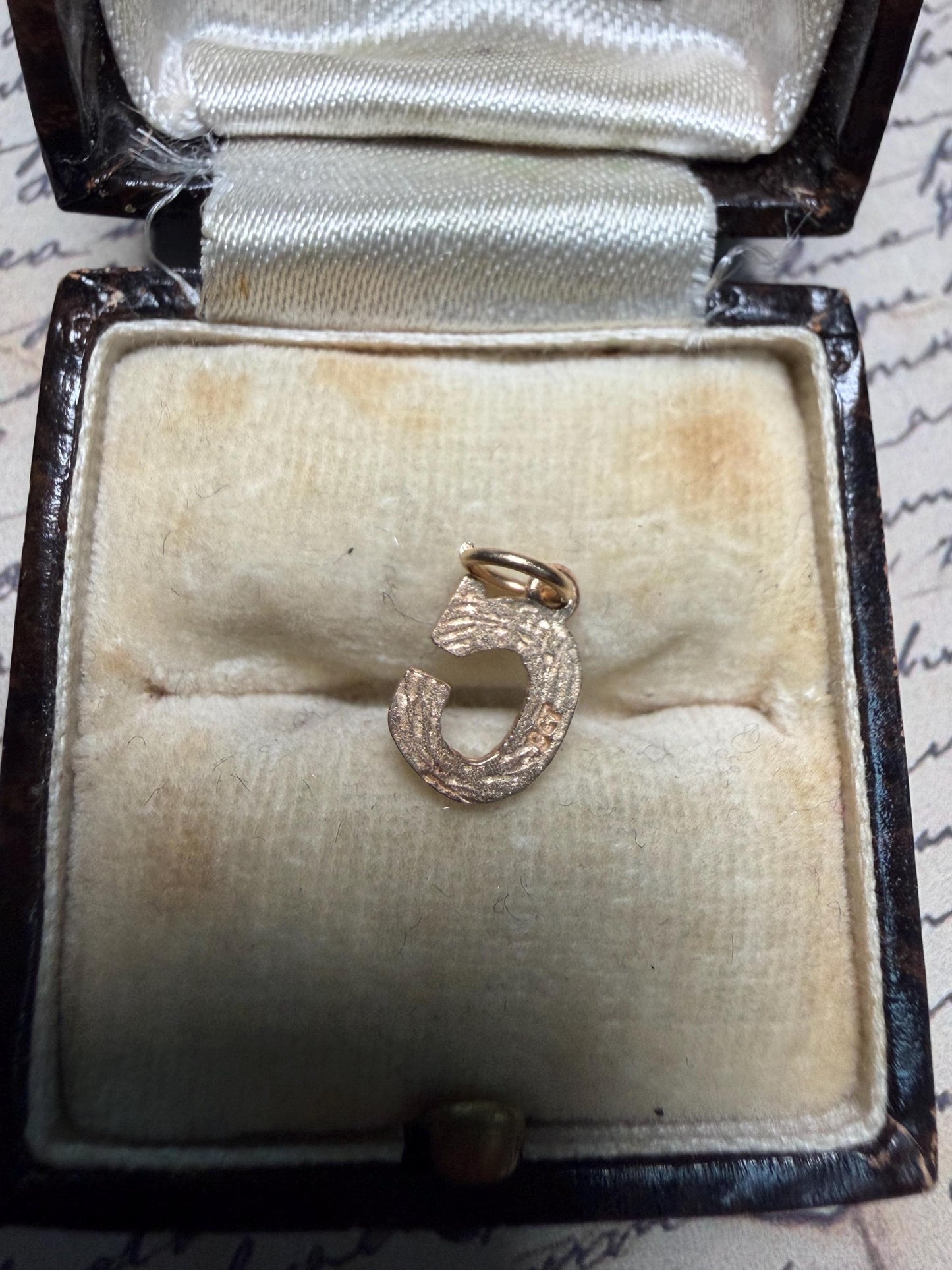 Small letter ‘C’ hallmarked . 5 m x 6 m . 53 g