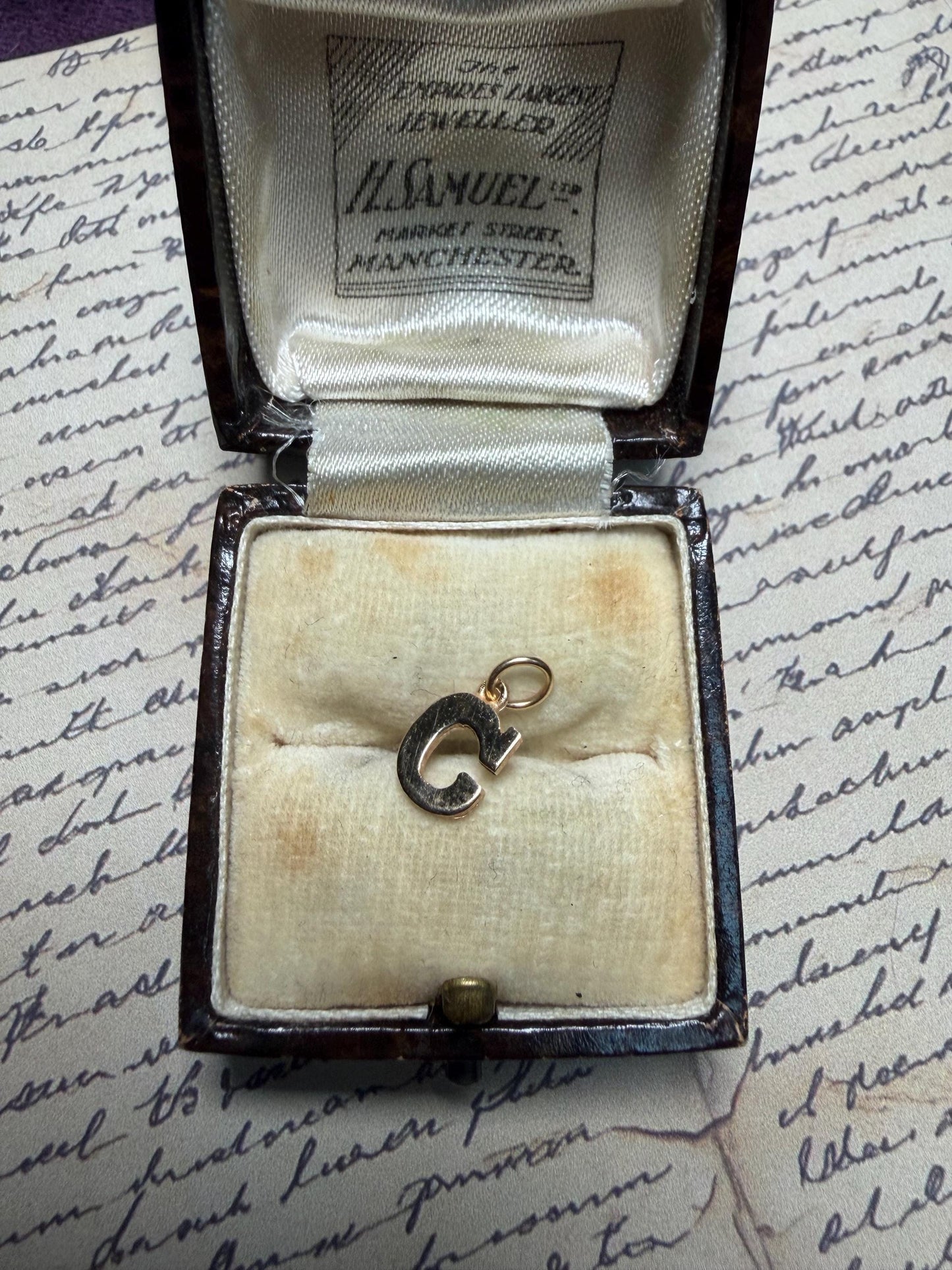 Small letter ‘C’ hallmarked . 5 m x 6 m . 53 g