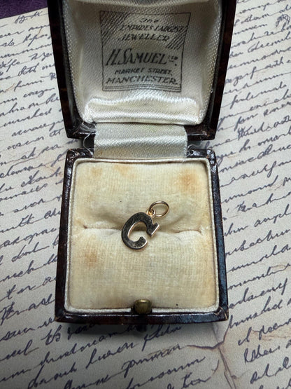 Small letter ‘C’ hallmarked . 5 m x 6 m . 53 g