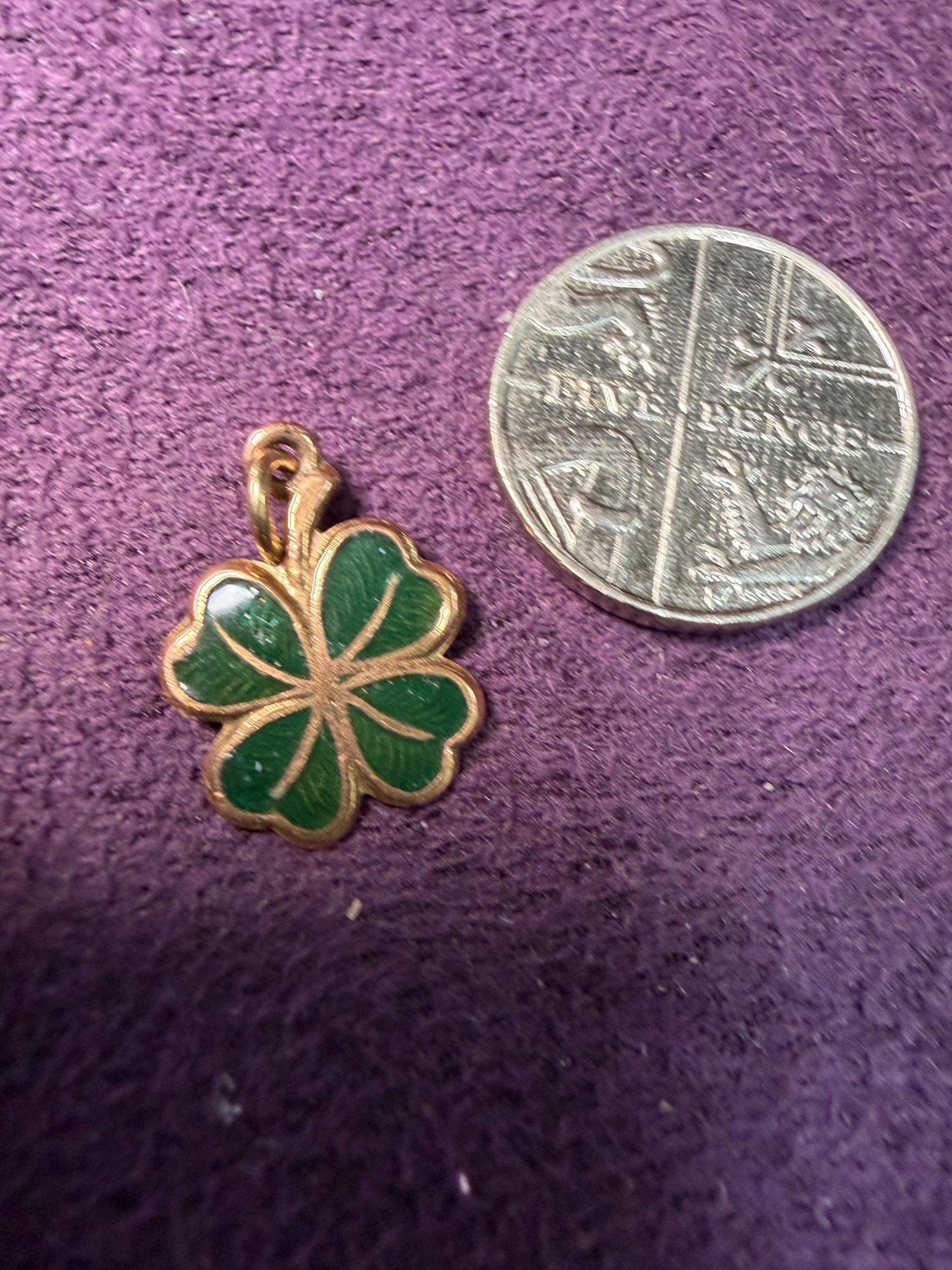 Lucky four leaf clover charm - lovely hallmarks 1.2 g 11 mx11m approx