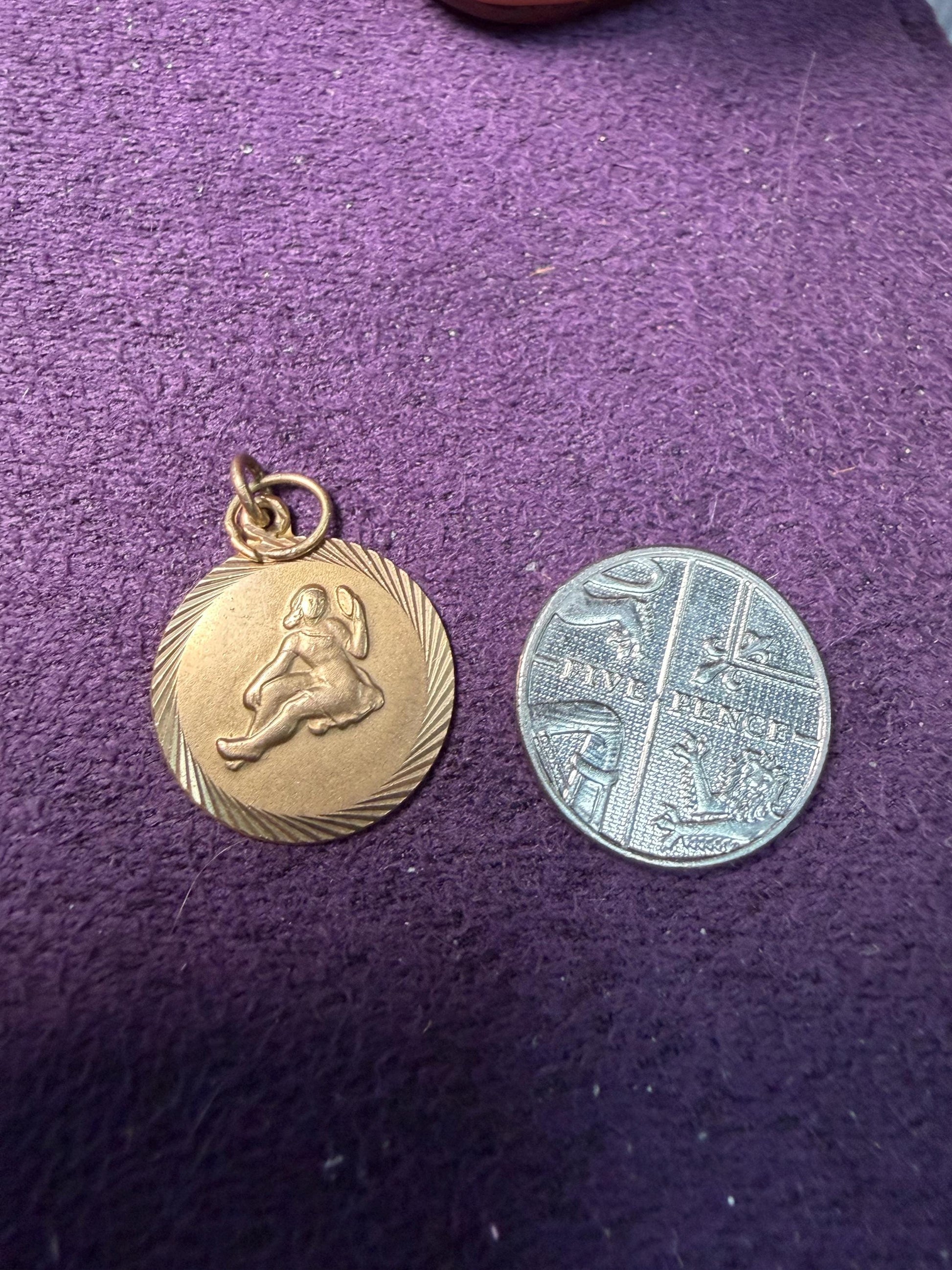 A 9ct gold Virgo star sign charm - hallmarked 375 weight 2.62 g approximately 18 mmm round