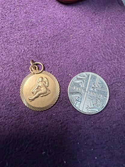 A 9ct gold Virgo star sign charm - hallmarked 375 weight 2.62 g approximately 18 mmm round