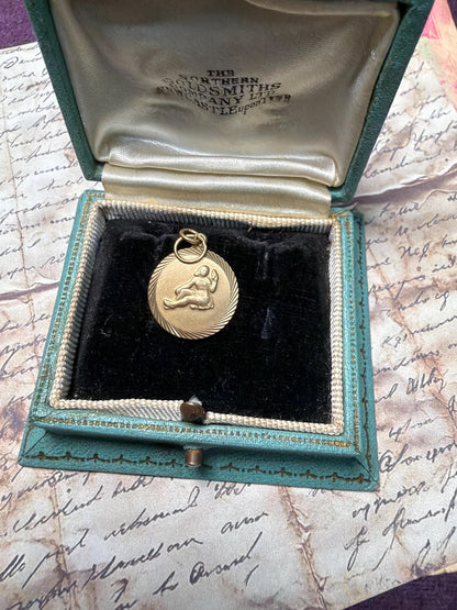 A 9ct gold Virgo star sign charm - hallmarked 375 weight 2.62 g approximately 18 mmm round
