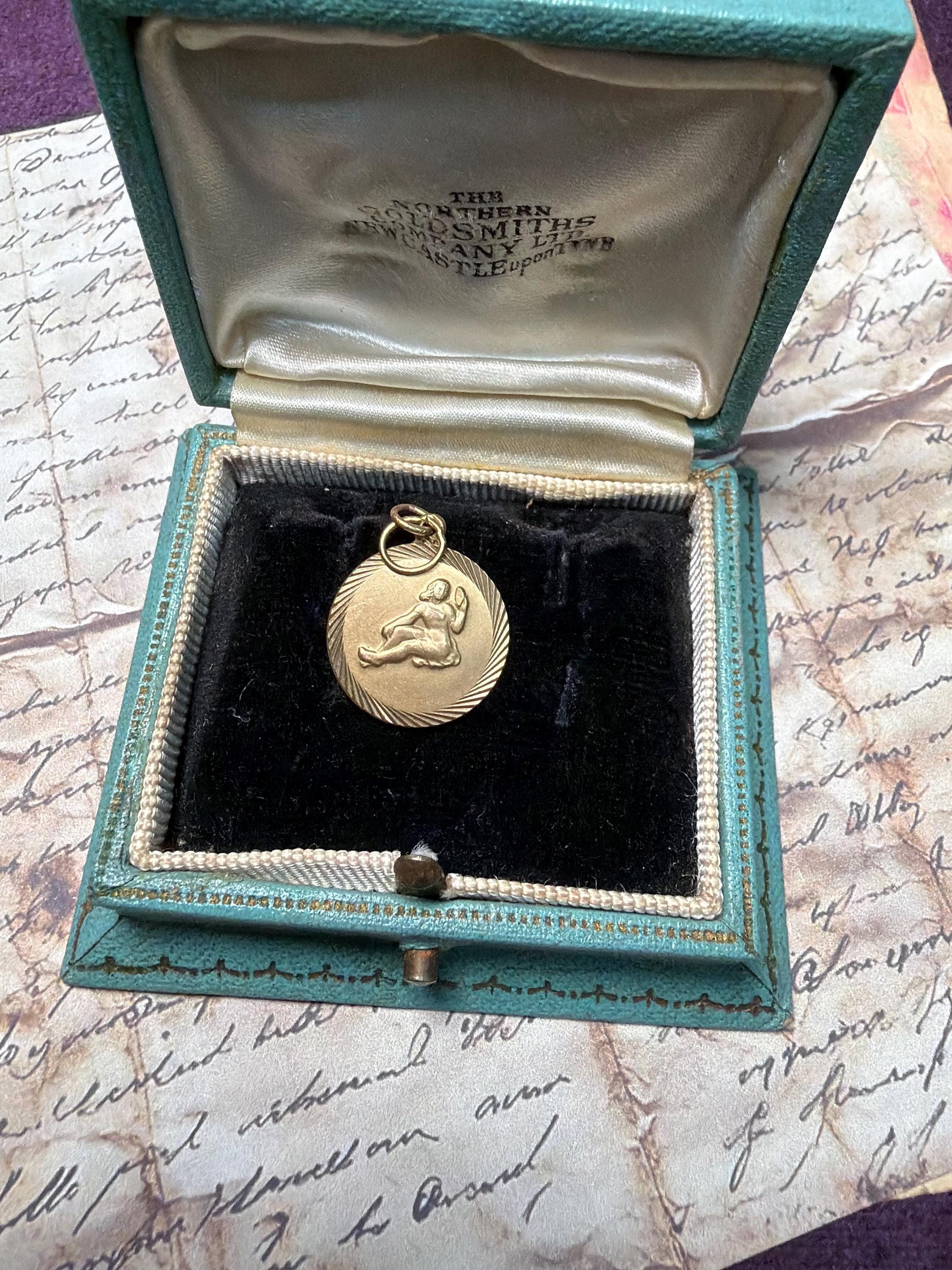 A 9ct gold Virgo star sign charm - hallmarked 375 weight 2.62 g approximately 18 mmm round