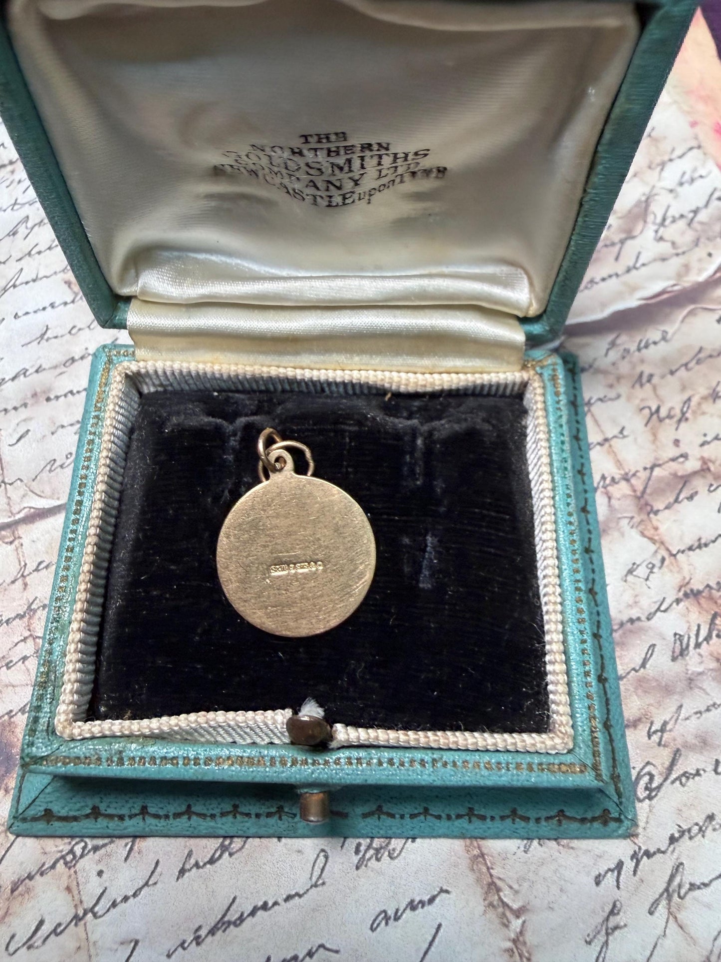 A 9ct gold Virgo star sign charm - hallmarked 375 weight 2.62 g approximately 18 mmm round
