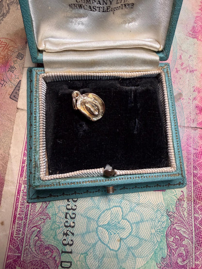 14 ct Cowboy hat from Australia - really lucky and very unusual 1.35 g in weight - 11 m x 8 m .