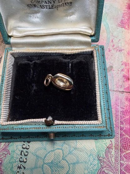 14 ct Cowboy hat from Australia - really lucky and very unusual 1.35 g in weight - 11 m x 8 m .