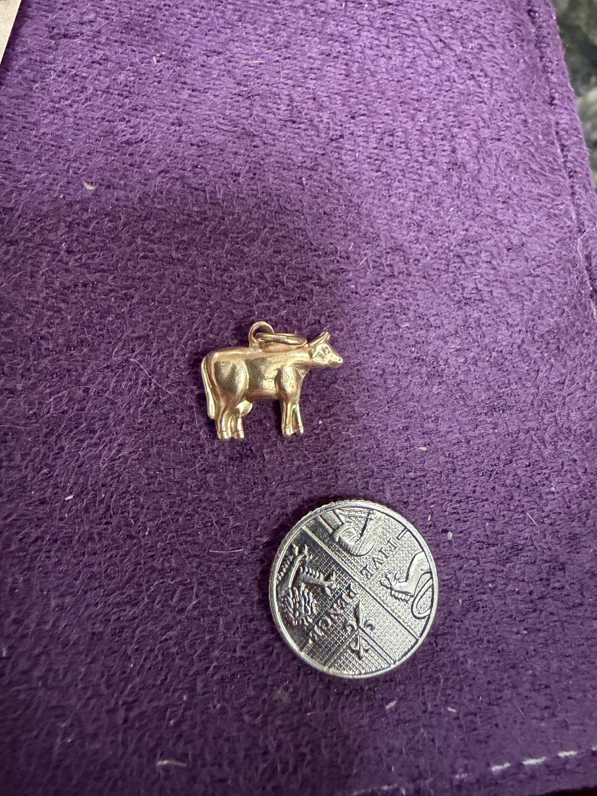 9ct gold cow charm - .57 g - small but lovely hallmarks. WJP 9 375