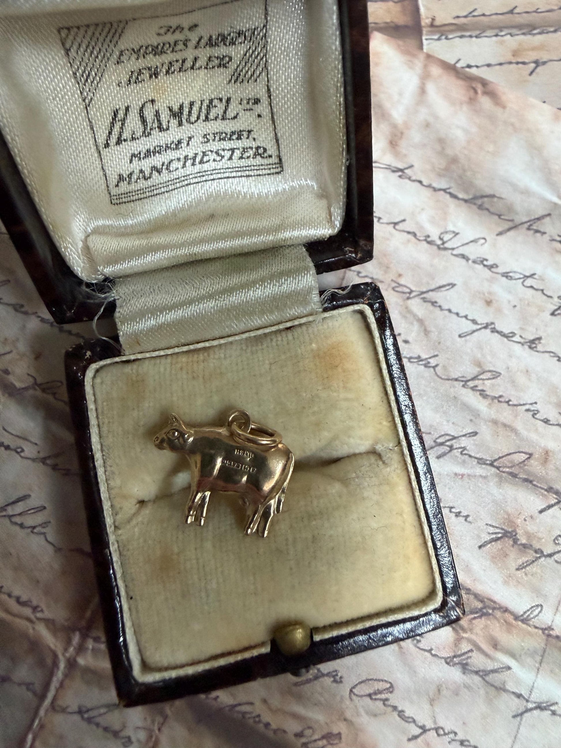 9ct gold cow charm - .57 g - small but lovely hallmarks. WJP 9 375