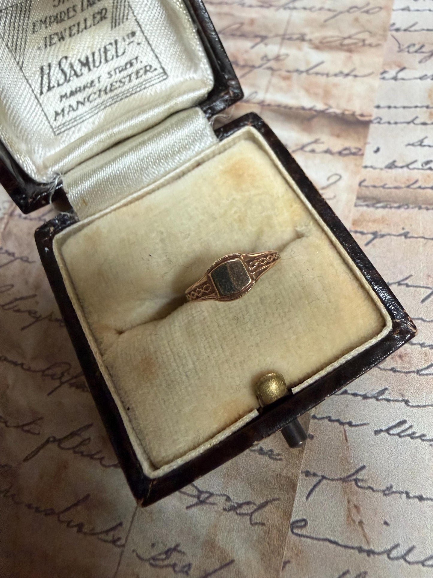 Beautiful Australian Baby’s signet keep safe ring - in original box ( not shown ) .5g