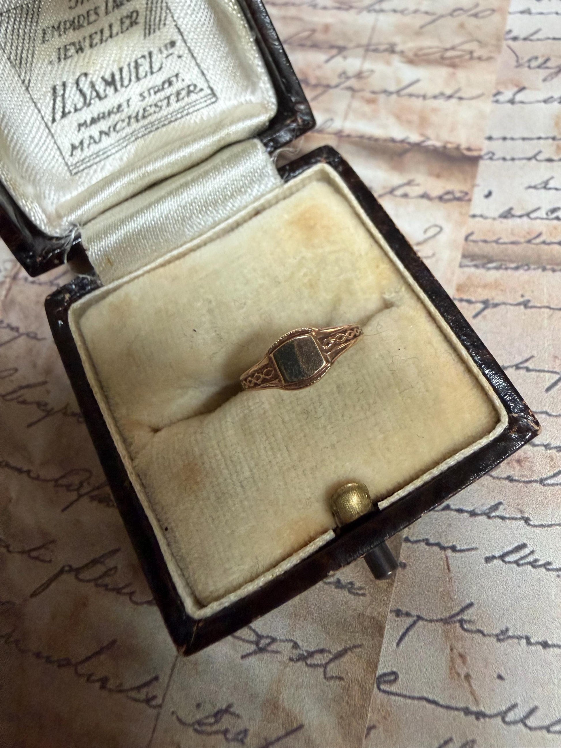 Beautiful Australian Baby’s signet keep safe ring - in original box ( not shown ) .5g