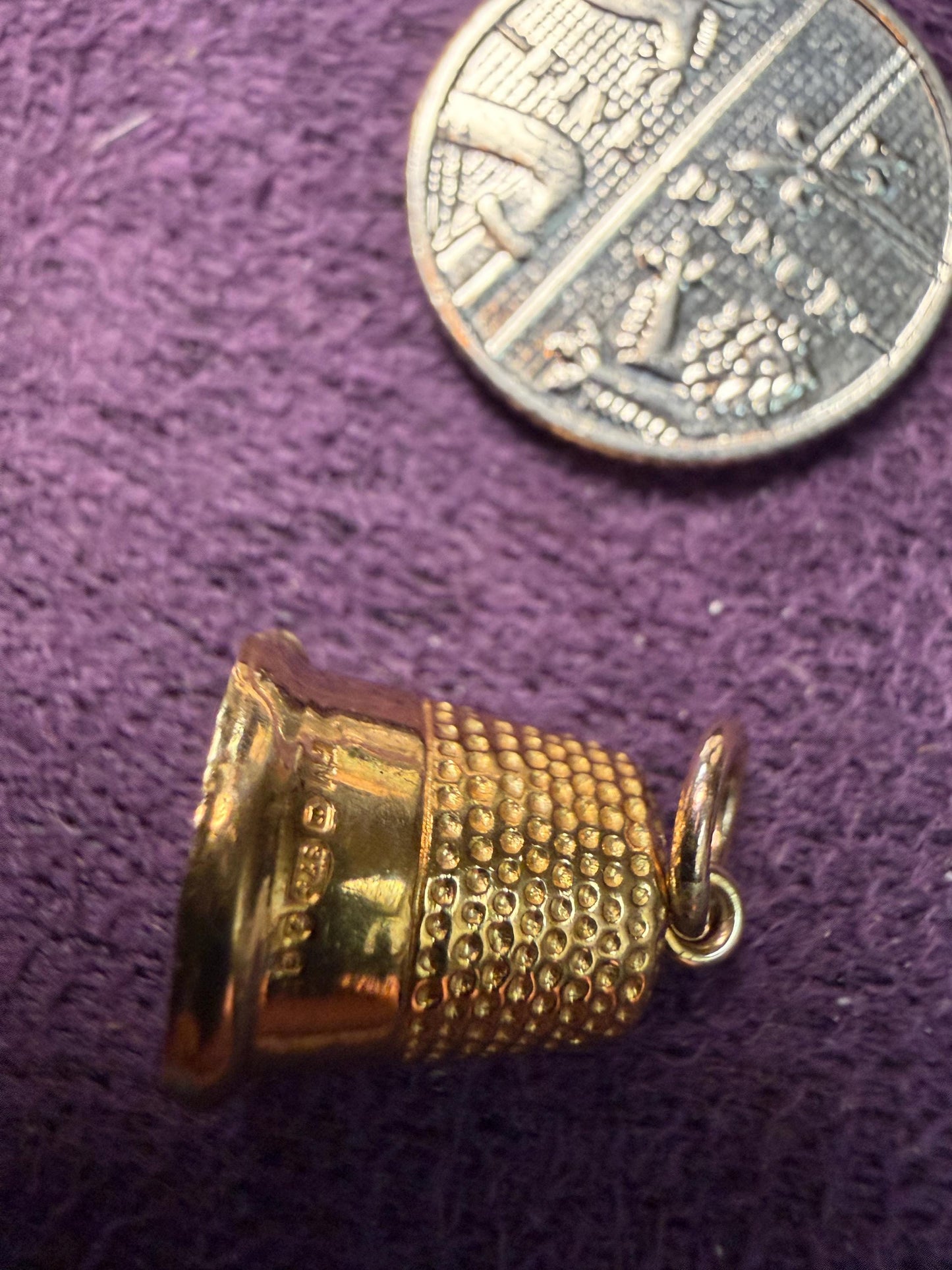 9ct gold thimble .92 grammes in weight - cleaned professionally - bright gold lovely condition