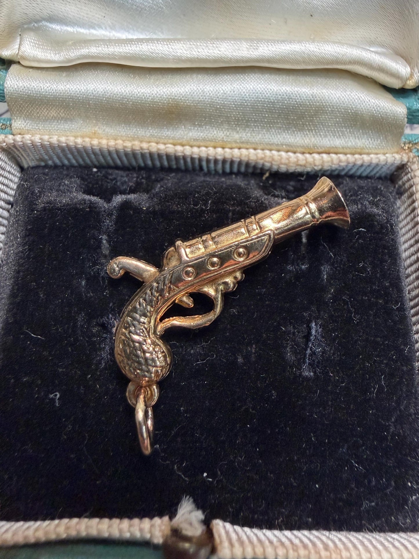 9ct engraved Muskat gun -weight. 1 g