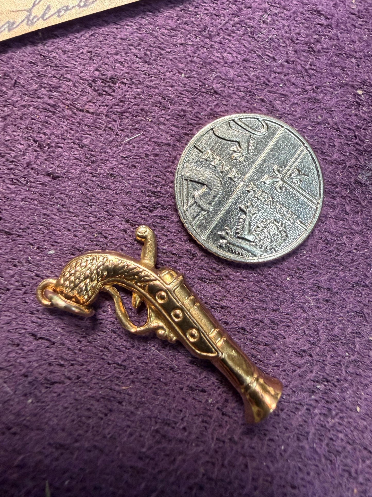 9ct engraved Muskat gun -weight. 1 g