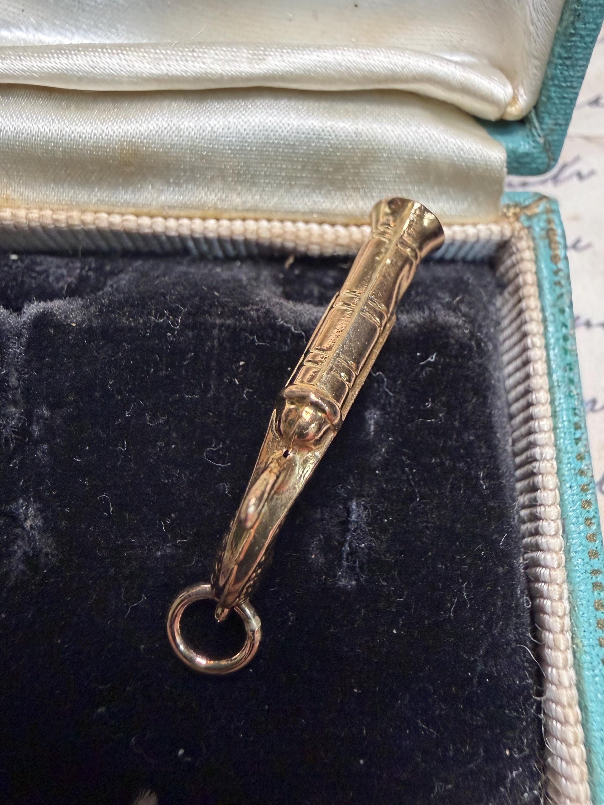9ct engraved Muskat gun -weight. 1 g