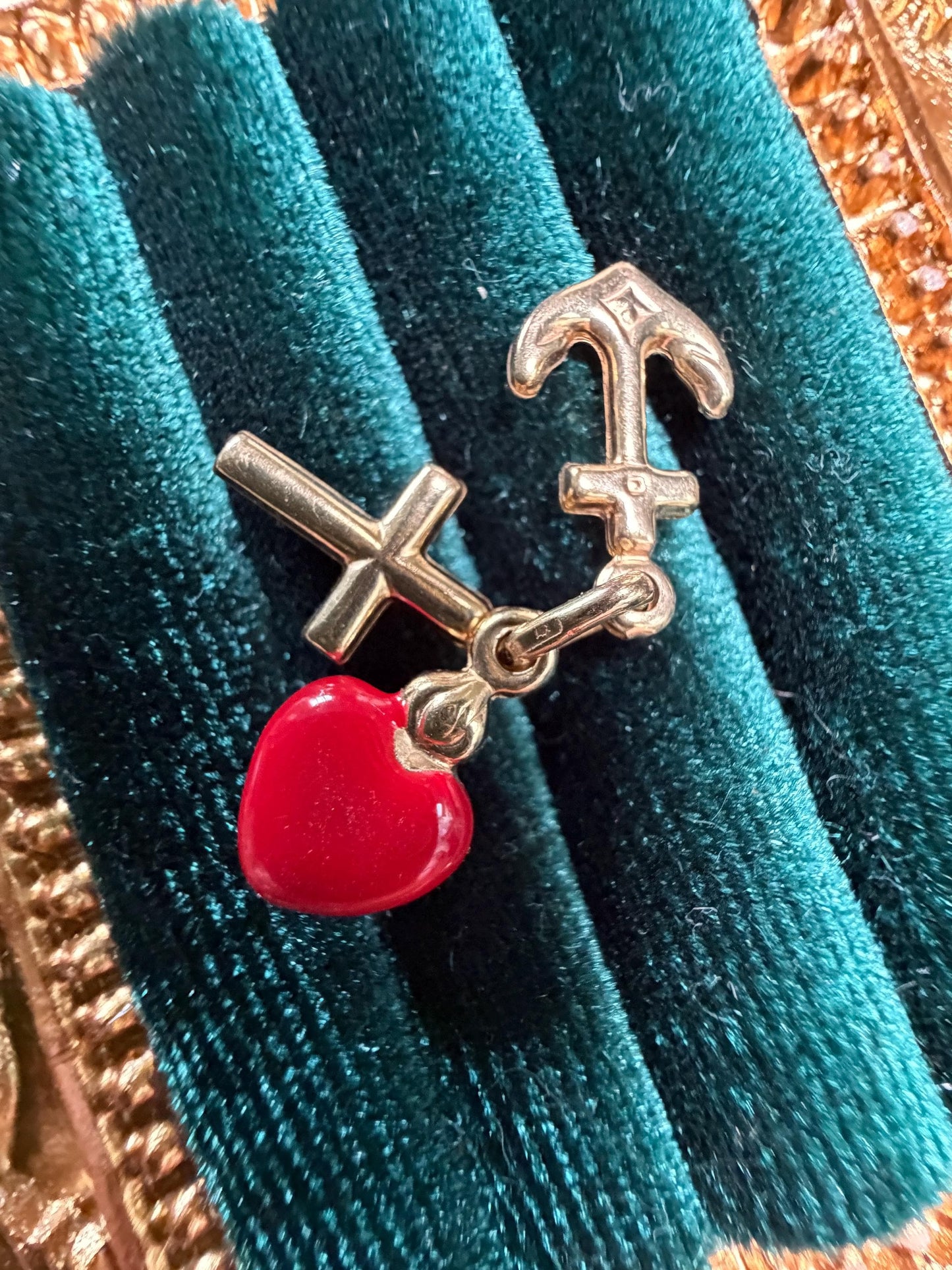 Faith Hope and Charity / 3 pendants in one / hallmarked 9ct gold - unusual enamelled red heart