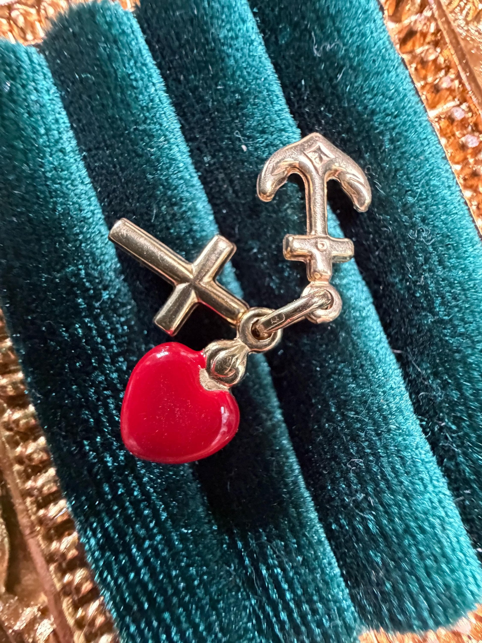 Faith Hope and Charity / 3 pendants in one / hallmarked 9ct gold - unusual enamelled red heart