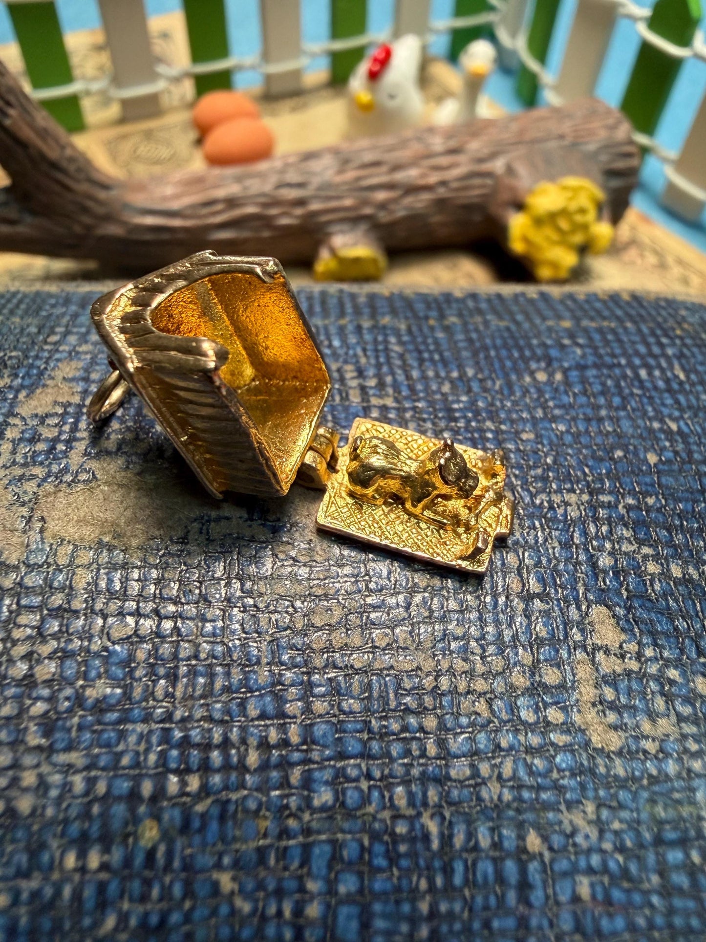 Dog in kennel charm - 4.19 grammes in weight / hallmarked - beautiful condition