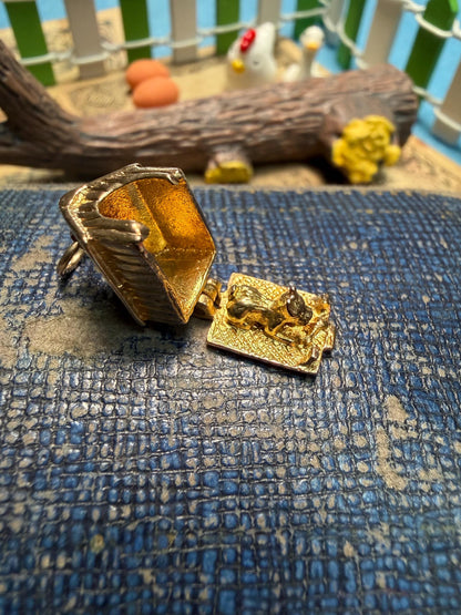 Dog in kennel charm - 4.19 grammes in weight / hallmarked - beautiful condition