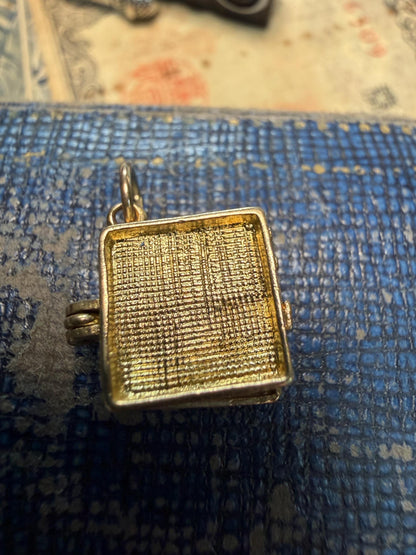 Old record player 9 ct charm / hallmarked in excellent condition - I still can’t find any other charms like this 3.61 g